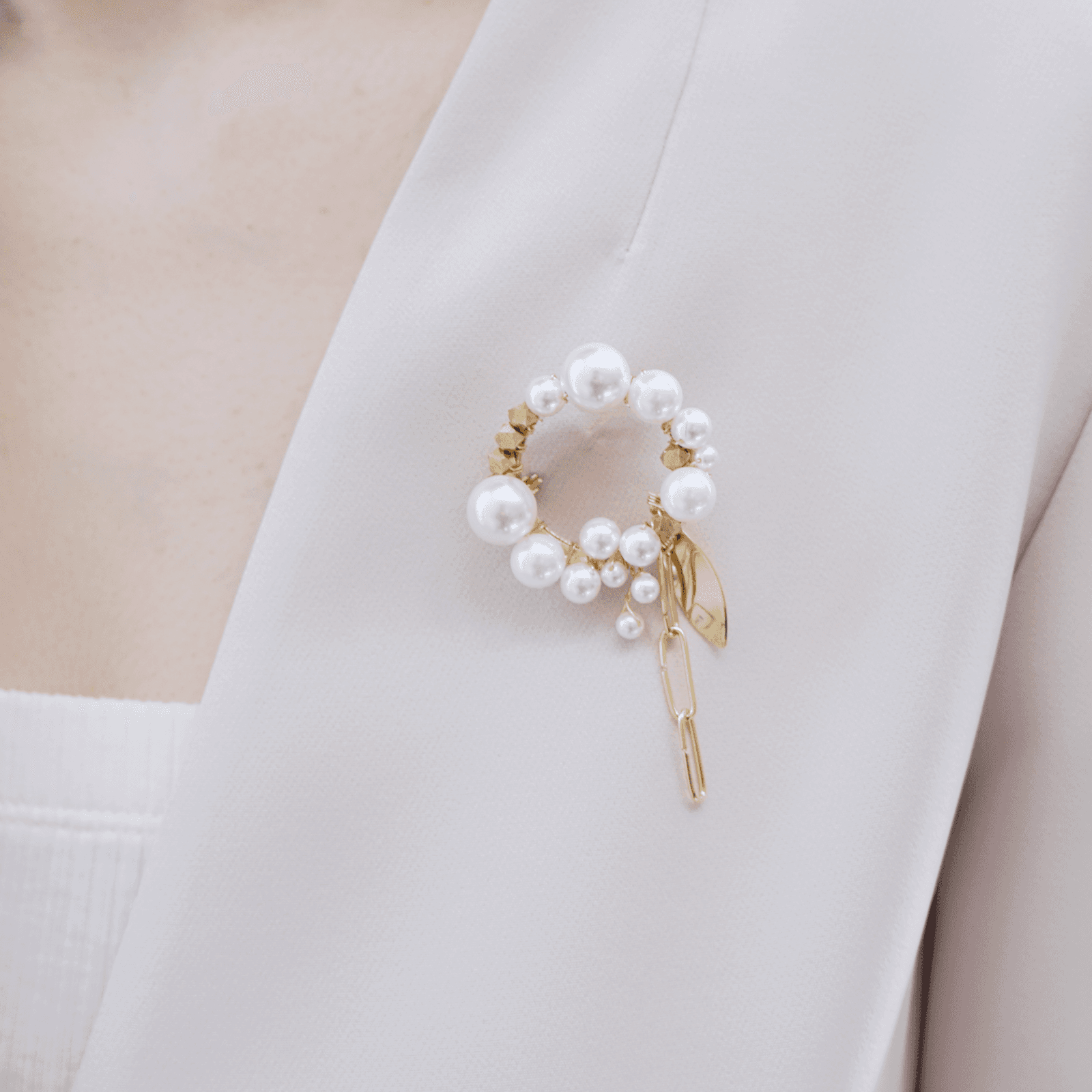 【卒入/フォーマル】サークルブローチ「drop+leaf」　貝パール 真鍮　【母の日】 | 2枚目