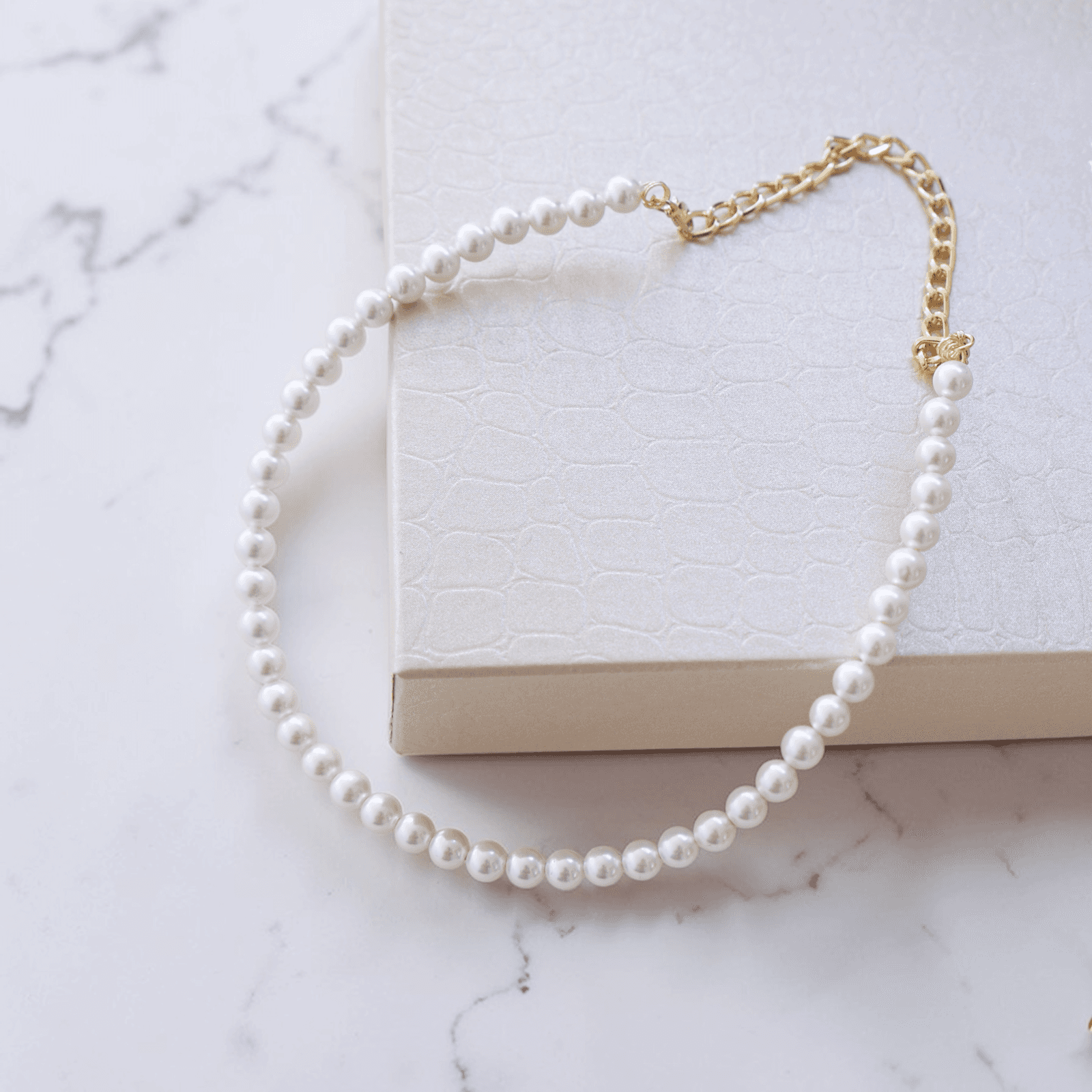 【母の日ギフト】 ミニマルシックな2連ネックバングル 【卒入学/フォーマル】真鍮 x 貝パール 2way | 12枚目