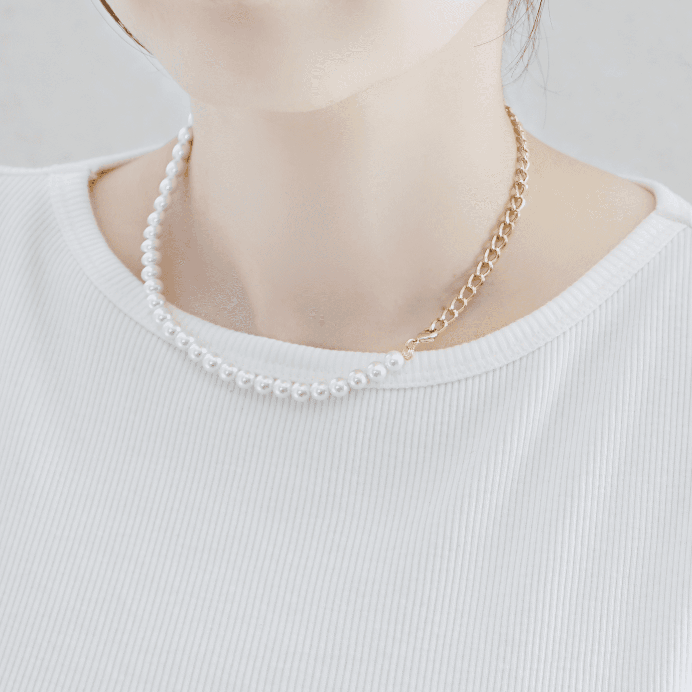 【母の日ギフト】 ミニマルシックな2連ネックバングル 【卒入学/フォーマル】真鍮 x 貝パール 2way | 5枚目