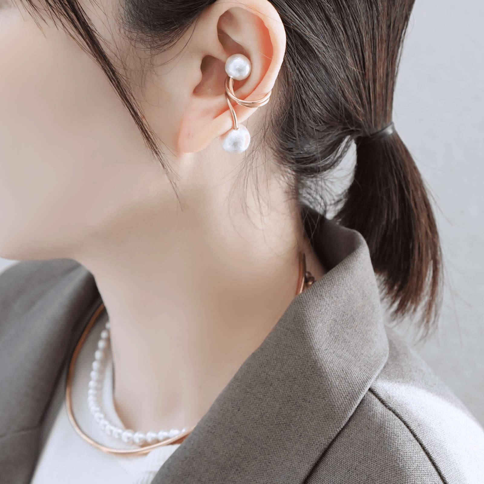 【母の日ギフト】 ミニマルシックな2連ネックバングル 【卒入学/フォーマル】真鍮 x 貝パール 2way | 6枚目