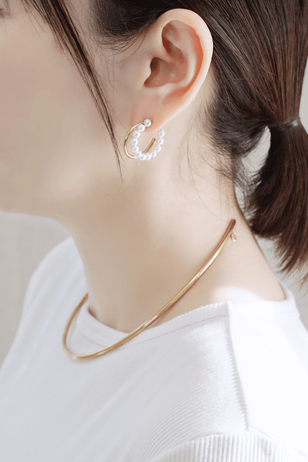 【母の日ギフト】 ミニマルシックな2連ネックバングル 【卒入学/フォーマル】真鍮 x 貝パール 2way | 8枚目