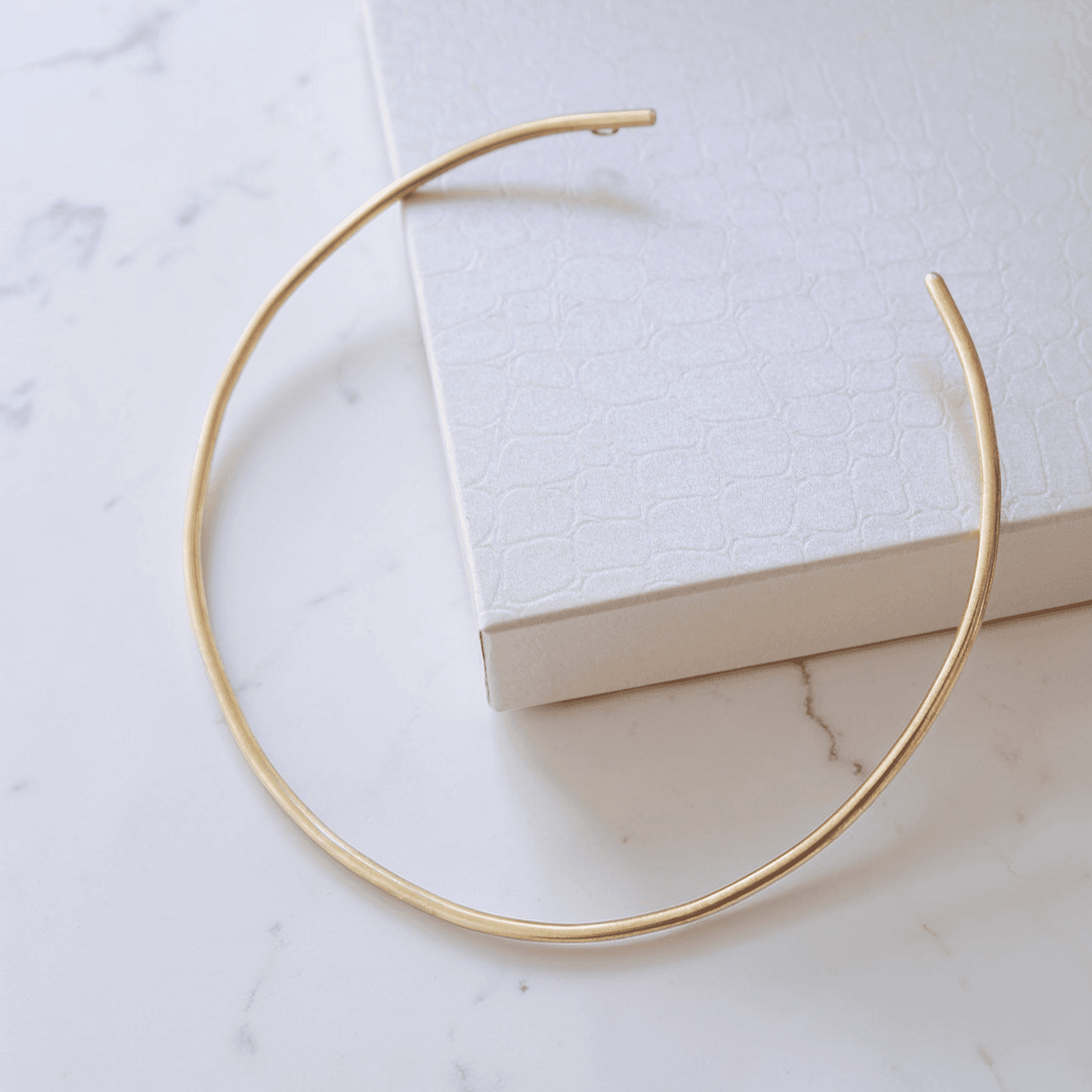 【母の日ギフト】 ミニマルシックな2連ネックバングル 【卒入学/フォーマル】真鍮 x 貝パール 2way | 11枚目