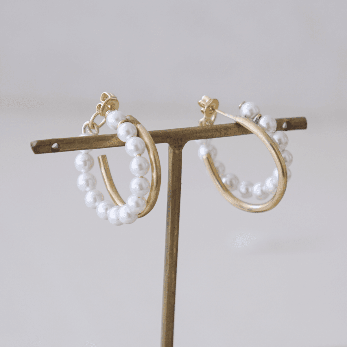 【卒入学/フォーマル】 ミニマルシックな2連フープピアス 貝パール × ゴールド真鍮 【母の日】 2連 フープピアス | 2枚目