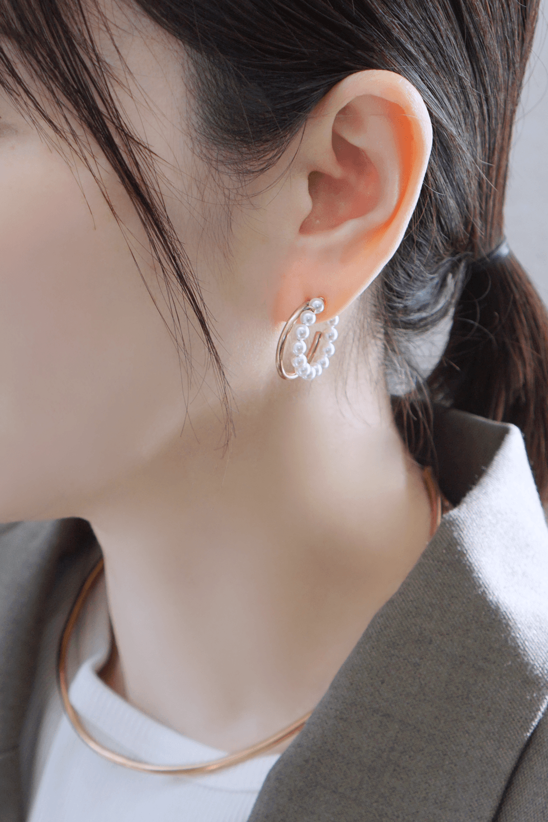 【卒入学/フォーマル】 ミニマルシックな2連フープピアス 貝パール × ゴールド真鍮 【母の日】 2連 フープピアス | 4枚目