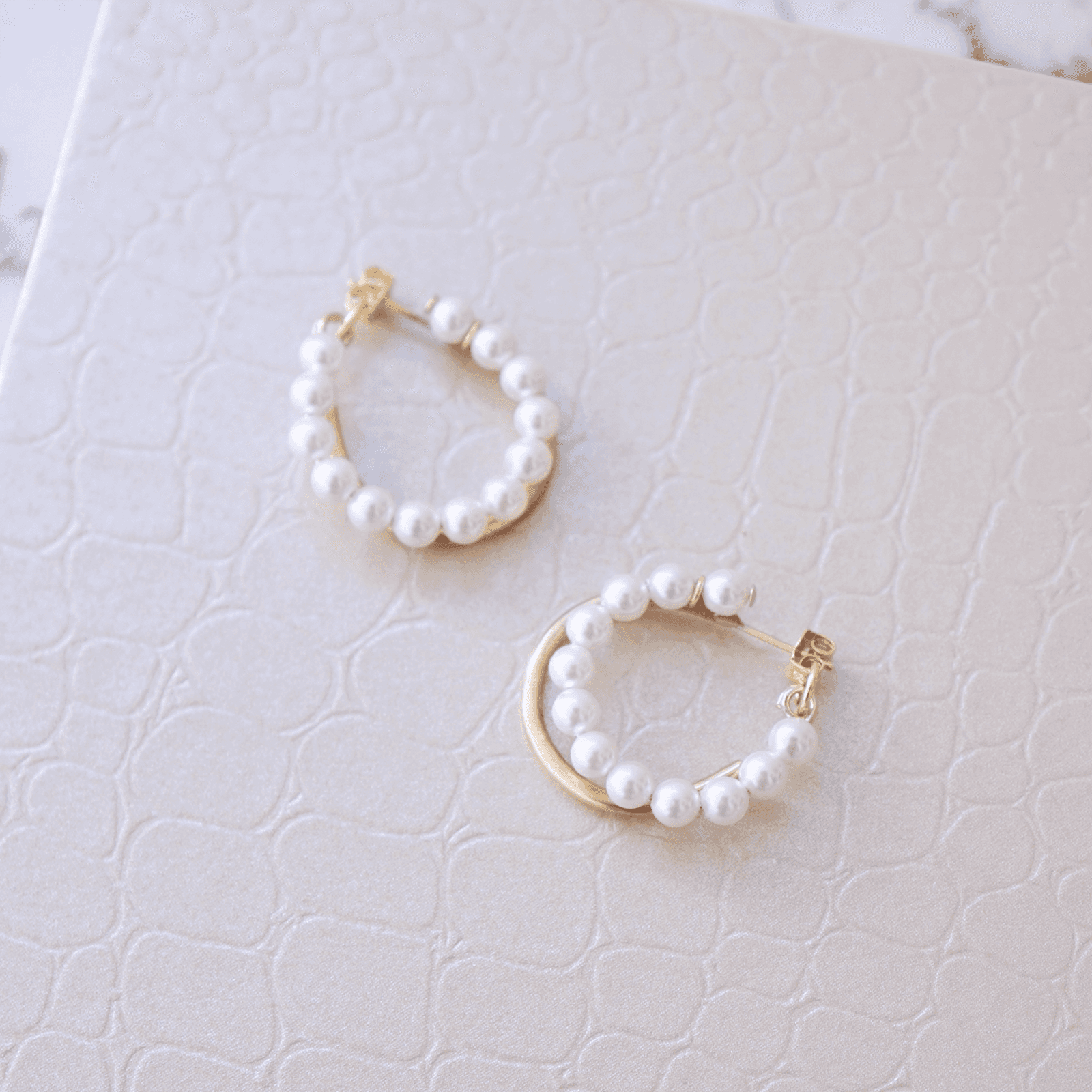 【卒入学/フォーマル】 ミニマルシックな2連フープピアス 貝パール × ゴールド真鍮 【母の日】 2連 フープピアス | 3枚目