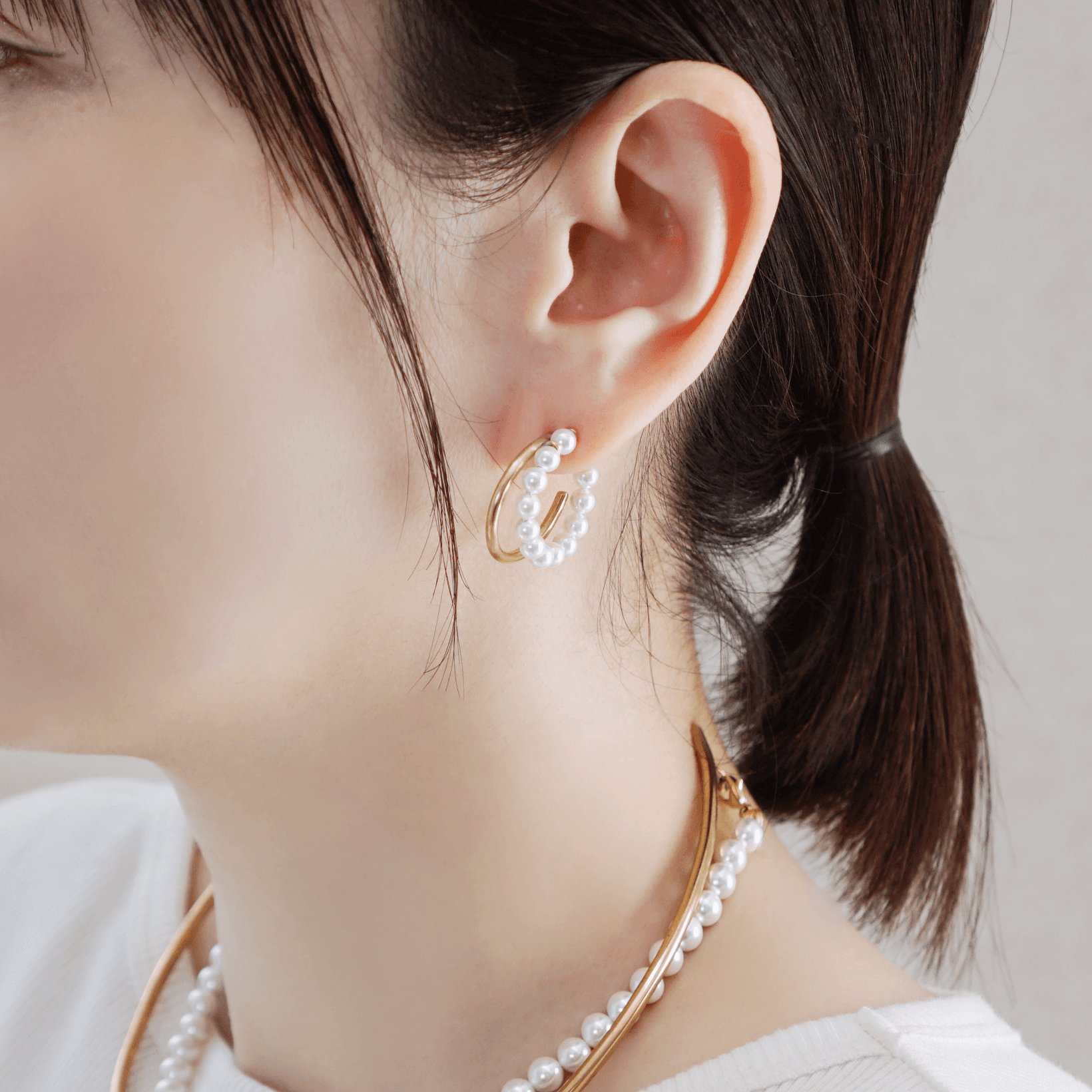 【卒入学/フォーマル】 ミニマルシックな2連フープピアス 貝パール × ゴールド真鍮 【母の日】 2連 フープピアス | 7枚目